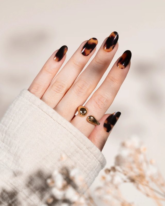 Ongles Maniko effet écaille de tortue
